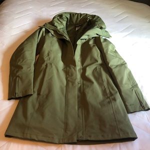 The BEST 3 in 1 coat from Patagonia, olive green.